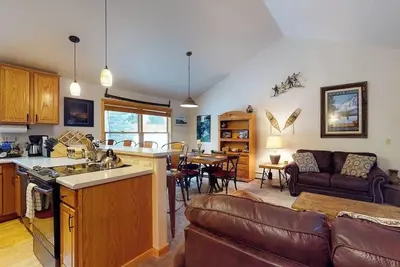 Image de Modern Keystone condo w/ a gas fireplace & shared hot tub
