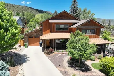 Image de Sparkling new home close to downtown & hiking trails