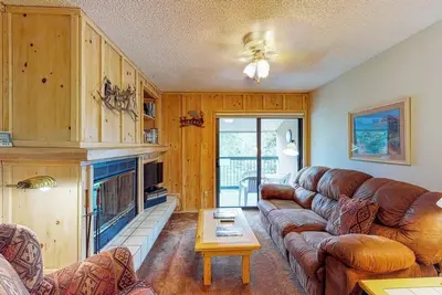 Image de Third-floor mountain-view condo within walking distance of slopes
