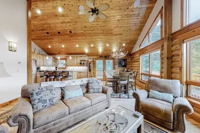 Image de Secluded home with amazing mountain & lake views, deck, fireplace, & WiFi
