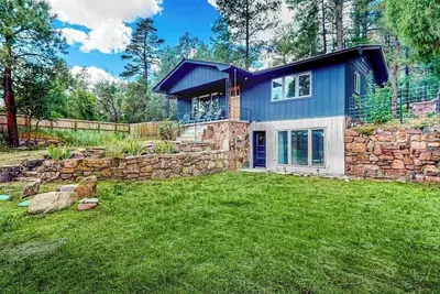Image de Mountain-view home in great location with walk-out apt, 2 kitchens, & W/D
