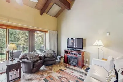 Image de Lovely retreat north of town with private balcony & shared pool/hot tub