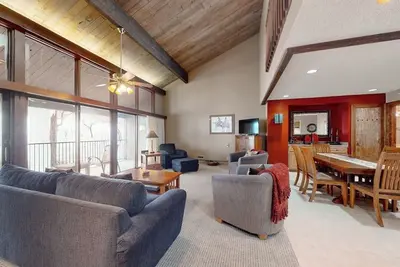 Image de Cozy condo with private washer and dryer, on-site golf, share pool and hot tub