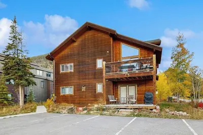 Image de Ground-Floor Condo with WiFi, Laundry & Prime Location - Walk Everywhere