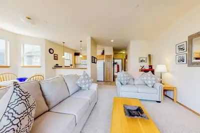 Image de Ground-level condo w/ private balcony & shared hot tub - on bus route