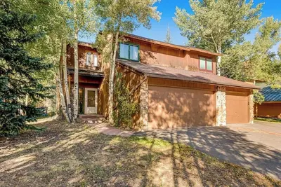 Image de Dog & Family-Friendly Home with Firepit, Deck, Fireplace, W/D, & Free WiFi