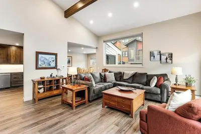 Image de Group getaway with scenic mountain views & woodstove - near hike/ski/cycle