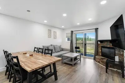 Image de Mountain-view townhome with balcony, gas fireplace, WiFi, & W/D - great location
