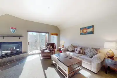 Image de Peak-view townhome with convenient central location, decks & free Ev charger