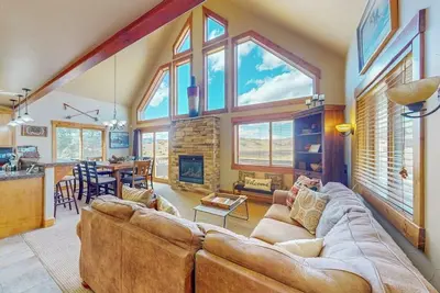 Image de Mountain-view home with private hot tub, fireplace & great family rooms