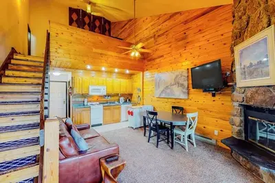 Image de 2-story condo with loft, balcony, indoor & outdoor pools, game room, gym, W/D