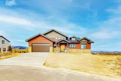 Image de Dog-friendly golf course-front home with mtn & ski views, fireplace, & balconies