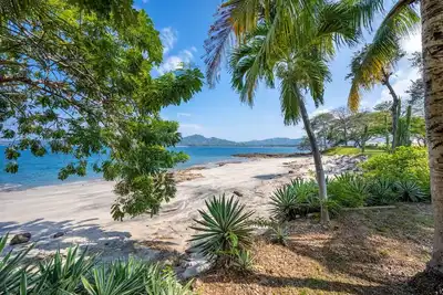 Image de Condo next to Flamingo beach and marina