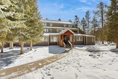 Image de Handsome Condo w/WiFi, Deck, Shared Pool, Hot Tub, & Sauna - 2 Miles to Keystone