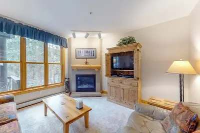 Image de Condo Just Steps from a Free Ski Shuttle, Shared Pool and Hot Tubs