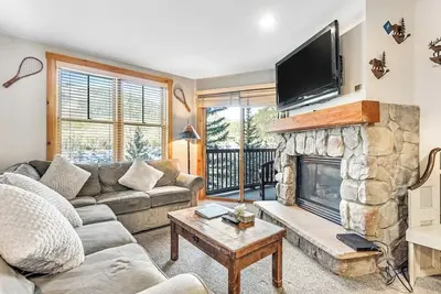 Image de Spacious, resort condo w/private balcony, shared pool & hot tub. Walk to slopes