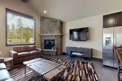 Image de Newly built townhome with hot tub, decks & gas fireplace - walk to lifts
