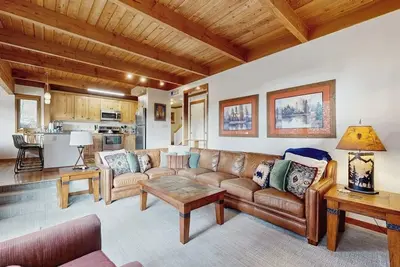 Image de Open, mountain-view condo with deck, fireplace, pool, tennis & hot tub