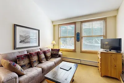 Image de Family-friendly mountain retreat with shared pool and hot tub - walk to gondola