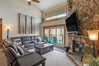 Image de Ski-in/ski-out home with pool, hot tub, sauna, washer/dryer, & private balcony