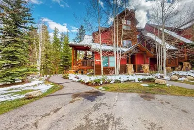 Image de Gorgeous mountain condo with fireplace, scenic balcony, walk-in shower, & W/D