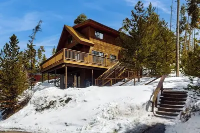 Image de Fantastic home w/ view of Gore Range, two large decks, & walkable location