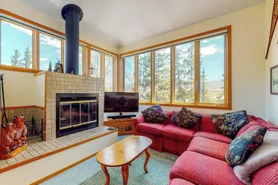Image de Bright home with fireplace & perfect location steps to hiking trails