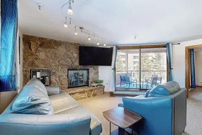 Image de Cozy Lakeside Condo with Hot Tub, Pool, Stunning Views & Ski Resort Access