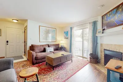 Image de Ground-floor condo with hot tub, patios & mountain view