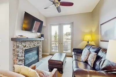 Image de Ski-in/ski-out condo w/gas fireplace, shared hot tub/pool, & mountain views