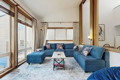 Image de Newly remodeled mountain condo + loft w/ hot tub & near ski resort
