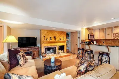 Image de Classic mountain condo near the slopes w/ shared pool/hot tub & high-speed WiFi