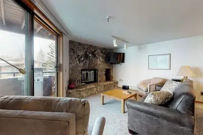 Image de Lakefront Condo with Mountain Views & Shared Hot Tub - Walk to Town & Ski Access