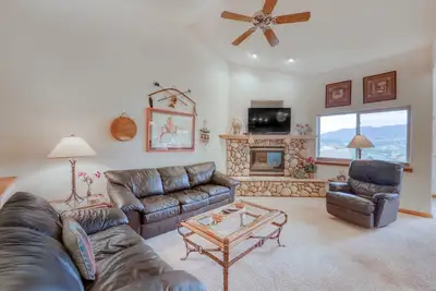 Image de Spacious home w/ mountain views - walking distance to town