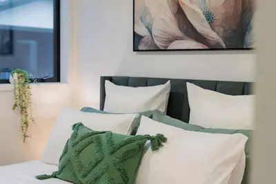 Image de Cosy Retreat |Sauna |Plunge |Spa |Walk to Stadium