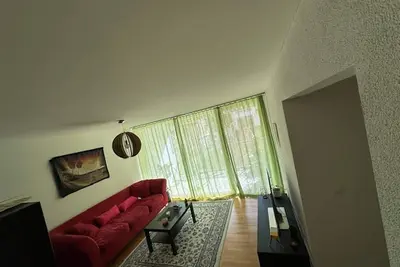 Image de Une chambre confortable avec lit double dans un appartement semi-partagé