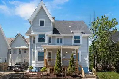 Image de Large 5 bdr near Dt, perfect for groups and families! Games, bar, free parking!