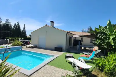 Image de pavillon avec piscine