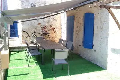 Image de Maison familiale 6-8 pers avec terrasse ombragée à 10 min des plages.