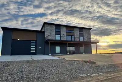 Image de Fully furnished lake house with cozy spaces, full kitchen, and lake views.