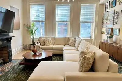 Image de Grand Brownstone with Private Rooftop & Chef's Kitchen
