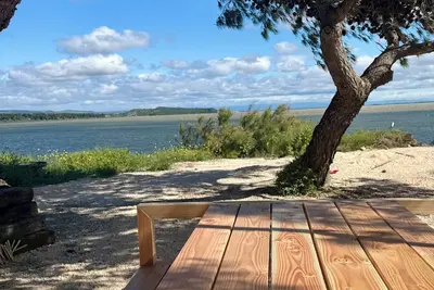 Image de Maison entre étang et mer, les pieds dans l'eau. 10' des plages.