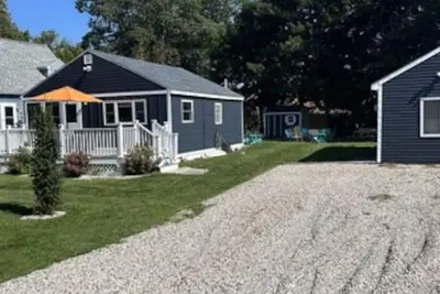 Image de Charming Beach Cottage + Bunkhouse = the ultimate family beach combo!
