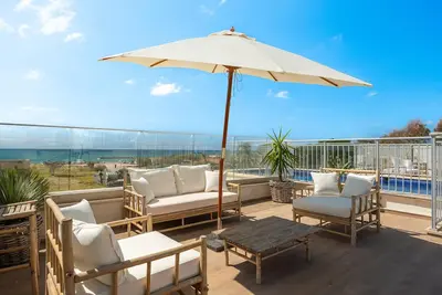 Image de Beachfront Apartment with Balcony and Rooftop Pool