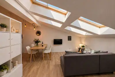 Image de Skylight Loft in City Center with Ac