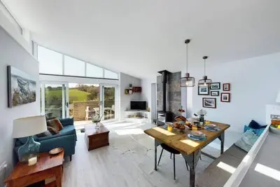 Image de Paddlers View — Waterfront Luxury with Hot Tub & Sunset Views