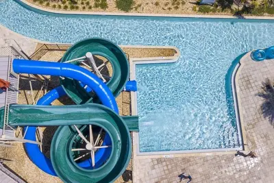 Image de 5br w Game Room, Free Water Park, closet to Disney