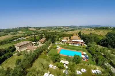 Image de Villa avec dépendance : piscine privée et climatisation/13 chambres pour jusqu'à 30 personnes