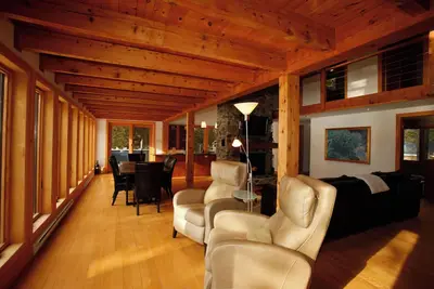 Image de Exquisite lakeside retreat directly on Lake Memphrémagog offers serene getaway.