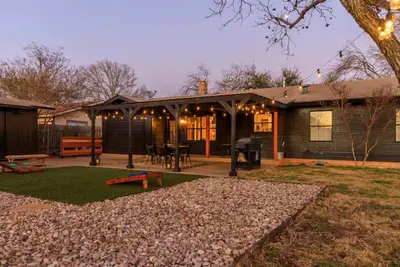 Image de New \"House In Black\" | Pool | Hot Tub | Bohemian
